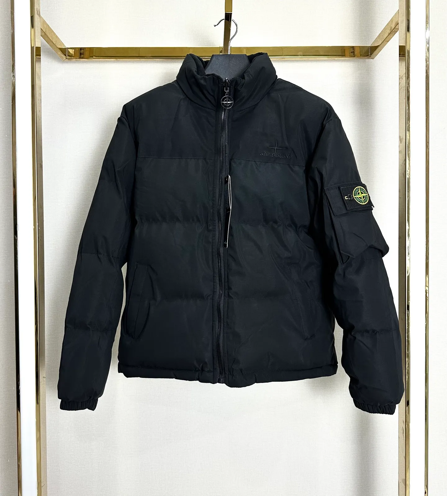 P340 (Front view) Stone Island Double-sided thickened Orly velvet embroidered cotton jacket. Color: black, army green, khaki, navy blue. Double-sided thickened Orly velvet. Thicker than most on the market. The reverse side is made of fine grained Orly velvet, double-sided design! Two clothes for one! Double the warmth! In addition, it has been treated with anti-static treatment, so it does not shed lint or stick to hair! The texture is quite good! Very high quality! Thousands of stitches of embroidery on the chest add a sense of design to the entire dress! The stand-up collar design makes the upper body look more energetic! It fits the neck very well and has better thermal insulation effect! Both the cuffs, hem and lining are all hemmed! Exquisite workmanship! More durable and less likely to deform! Pattern correction! Every detail is in place! The upper body effect is amazing, very firm! And it hides the flesh very well and makes you look slim! You can match it with whatever you want!